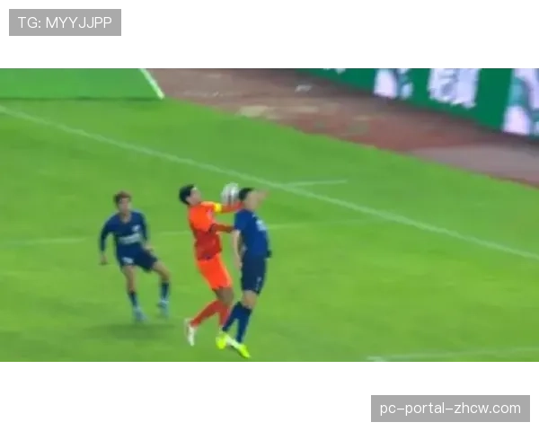 特写：VAR长时间介入，主裁查看回放后判给曼联点球